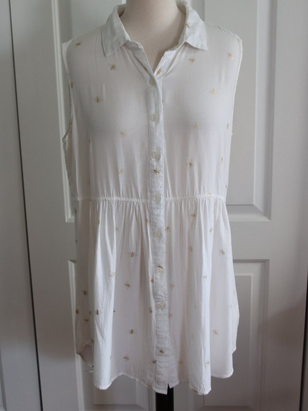 Solitare Sleeveless White Button Down Flowy Top Gold Bee Design Rayon Size Med
